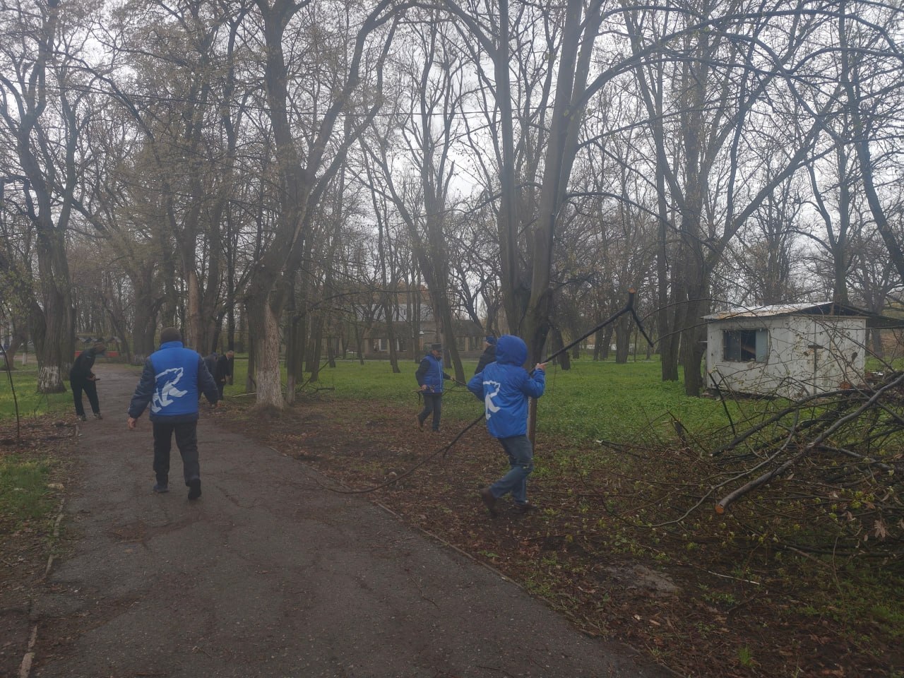 В поселке Краснодон по Народной программе «Единой России» обновляют парк культуры и отдыха В поселке Краснодон по Народной программе «Единой России» обновляют парк культуры и отдыха
