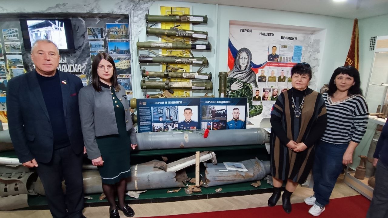 «Историческая память»: Юрий Юров передал два стенда Героев России в Первомайский музей «Историческая память»: Юрий Юров передал два стенда Героев России в Первомайский музей