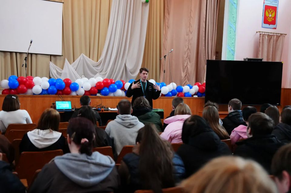 В СТАХАНОВЕ ШКОЛЬНИКАМ И СТУДЕНТАМ РАССКАЗАЛИ О ВОЗМОЖНОСТЯХ ФОРУМНОЙ КАМПАНИИ 2026 ГОДА В СТАХАНОВЕ ШКОЛЬНИКАМ И СТУДЕНТАМ РАССКАЗАЛИ О ВОЗМОЖНОСТЯХ ФОРУМНОЙ КАМПАНИИ 2026 ГОДА