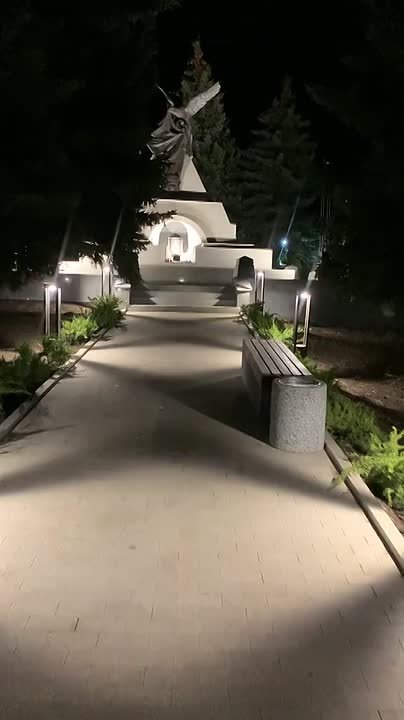 В дыхании прохладном аромат листвы