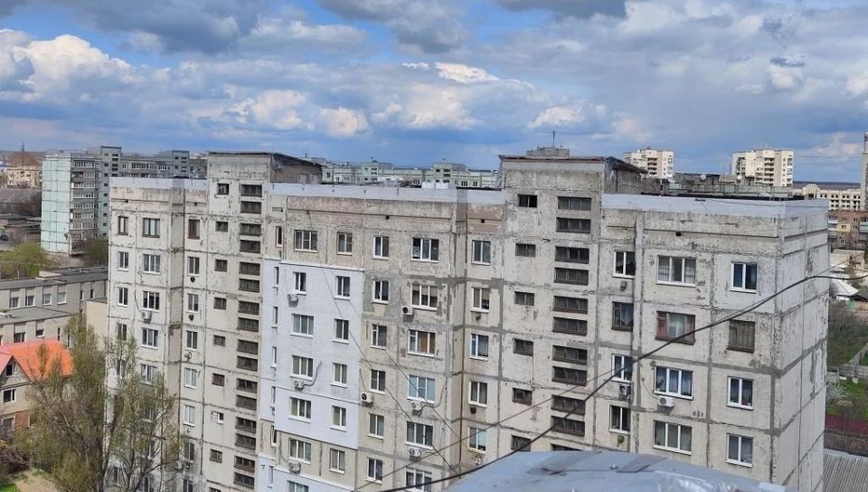 На кровле дома Советский, 1 идут работы по восстановлению вентиляционных шахт На кровле дома Советский, 1 идут работы по восстановлению вентиляционных шахт