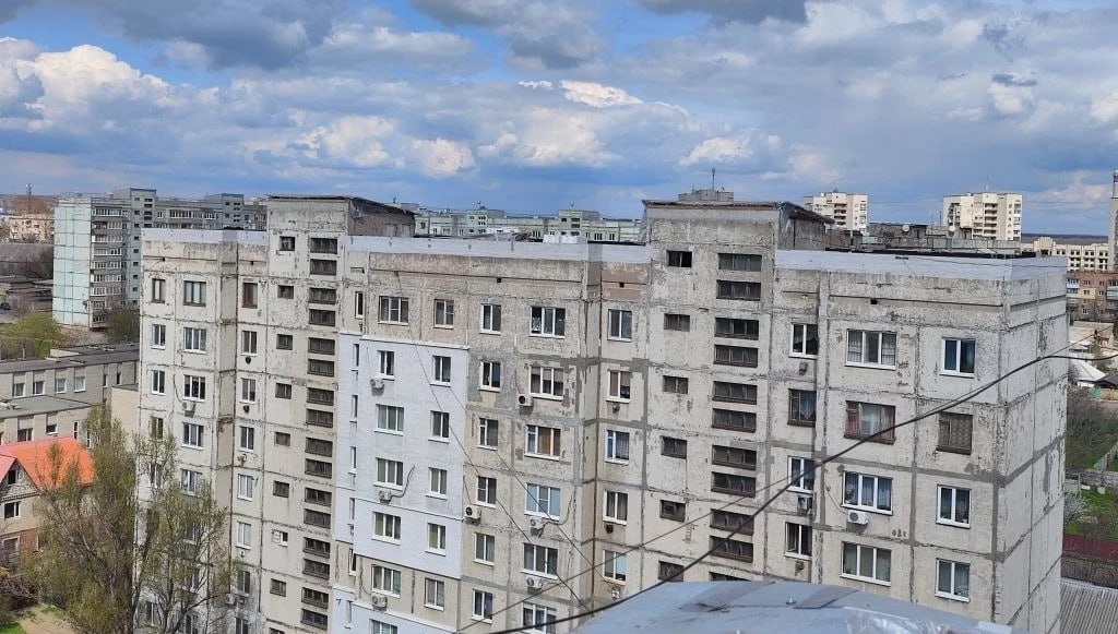 На кровле дома Советский, 1 идут работы по восстановлению вентиляционных шахт На кровле дома Советский, 1 идут работы по восстановлению вентиляционных шахт