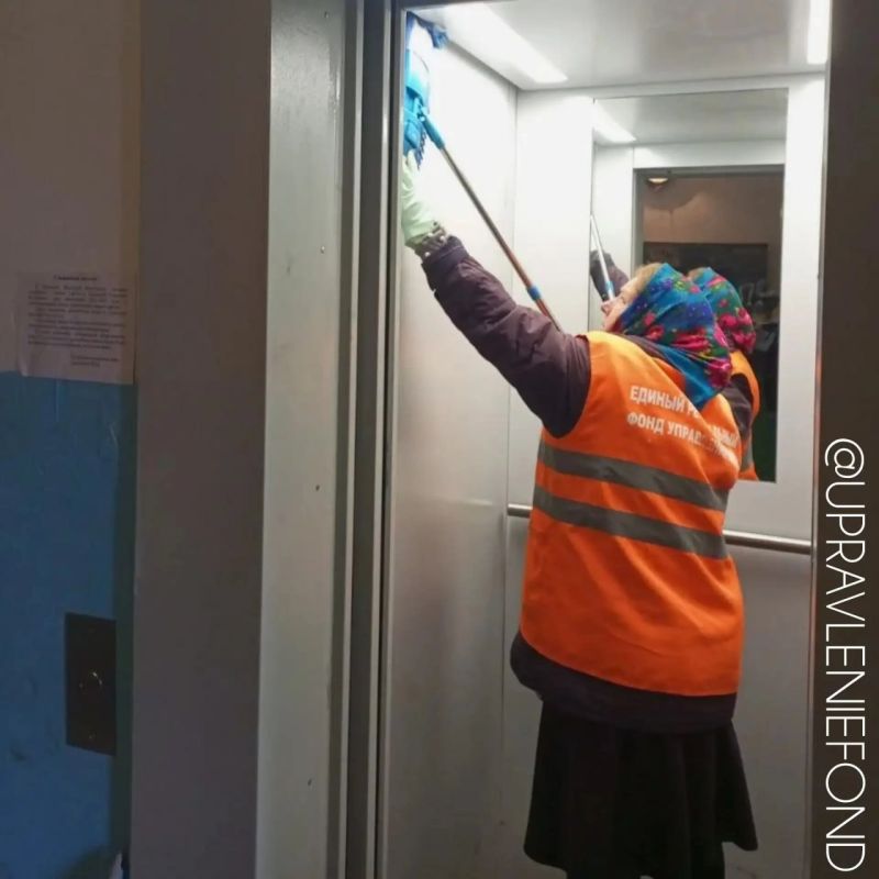 Работники Луганского филиала навели порядок в лифтах МКД на улице Фрунзе и улице Советской Работники Луганского филиала навели порядок в лифтах МКД на улице Фрунзе и улице Советской