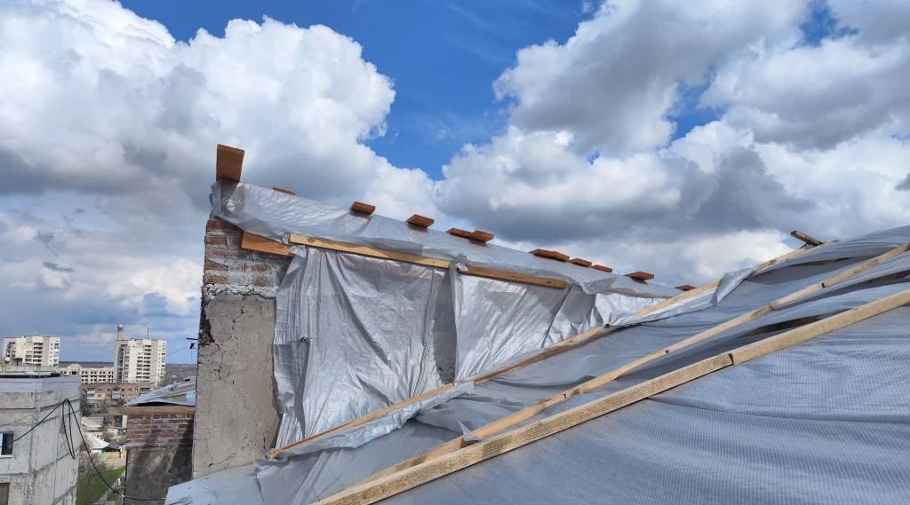 На кровле дома Советский, 1 идут работы по восстановлению вентиляционных шахт На кровле дома Советский, 1 идут работы по восстановлению вентиляционных шахт