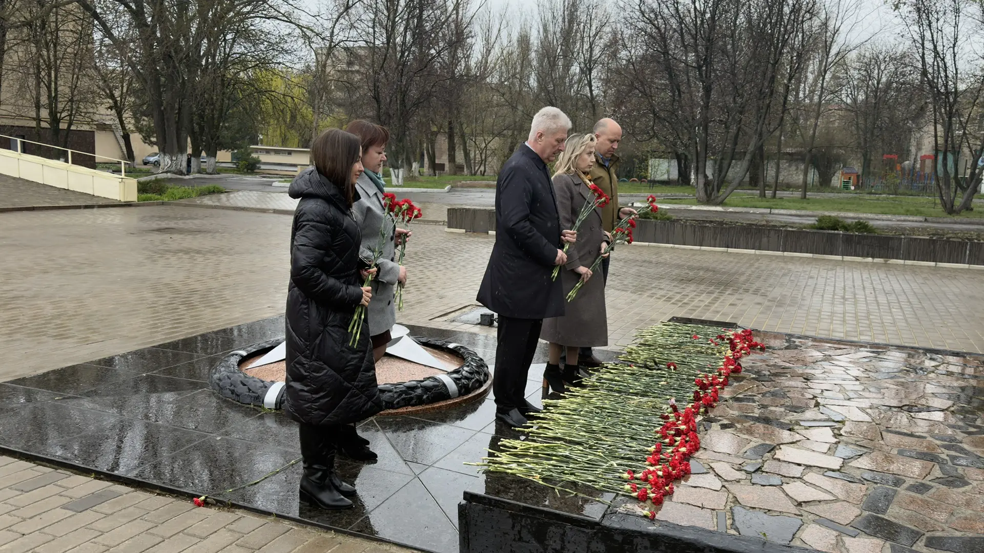 Сергей Козенко: Сегодня совместно со своими заместителями с глубокой скорбью почтили память жертв украинской агрессии Сергей Козенко: Сегодня совместно со своими заместителями с глубокой скорбью почтили память жертв украинской агрессии