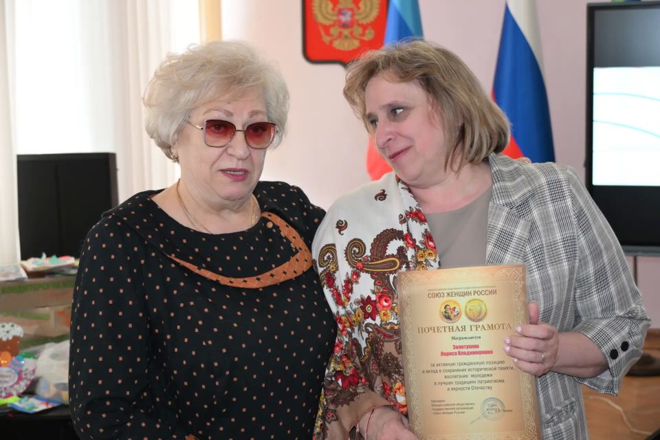 Председатель регионального отделения "Союза женщин России" Валентина Григорьевна Кияшко вручила Почётные грамоты самым активным и инициативным женщинам нашего города Председатель регионального отделения "Союза женщин России" Валентина Григорьевна Кияшко вручила Почётные грамоты самым активным и инициативным женщинам нашего города