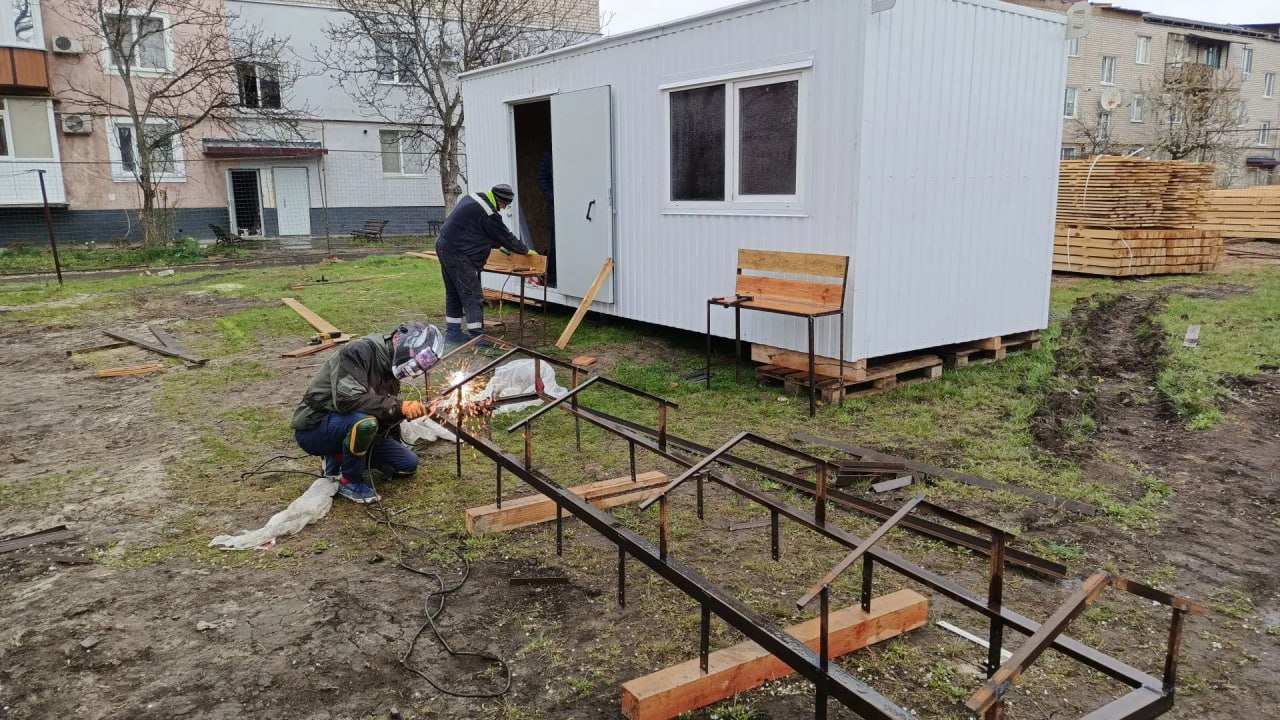 Партийный десант Единой России посетил объекты строительства шефского региона Алтайского края в поселке Родаково, где в рамках Народной программы ведутся работы по ремонту многоквартирных жилых домов на квартале Солнечный Партийный десант Единой России посетил объекты строительства шефского региона Алтайского края в поселке Родаково, где в рамках Народной программы ведутся работы по ремонту многоквартирных жилых домов на квартале Солнечный