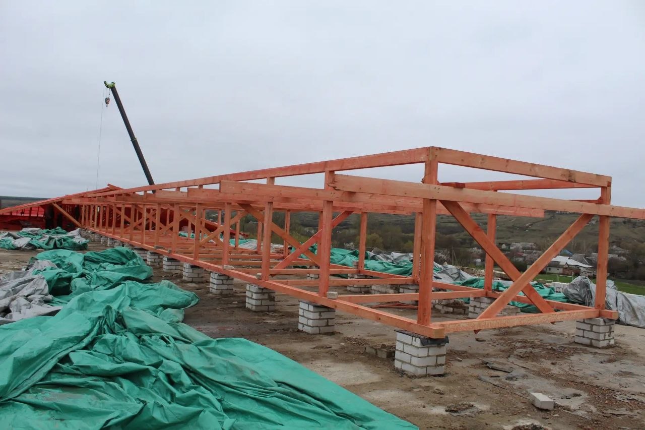 Сегодня партийный десант Всероссийской политической партии «Единая Россия» посетил ГОУ ЛНР «Белолуцкая гимназия», где по народной программе продолжаются работы по ремонту кровли Сегодня партийный десант Всероссийской политической партии «Единая Россия» посетил ГОУ ЛНР «Белолуцкая гимназия», где по народной программе продолжаются работы по ремонту кровли