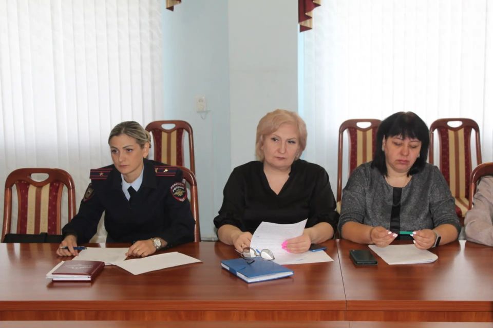 В Краснодоне состоялось заседание муниципальной комиссии по делам несовершеннолетних В Краснодоне состоялось заседание муниципальной комиссии по делам несовершеннолетних