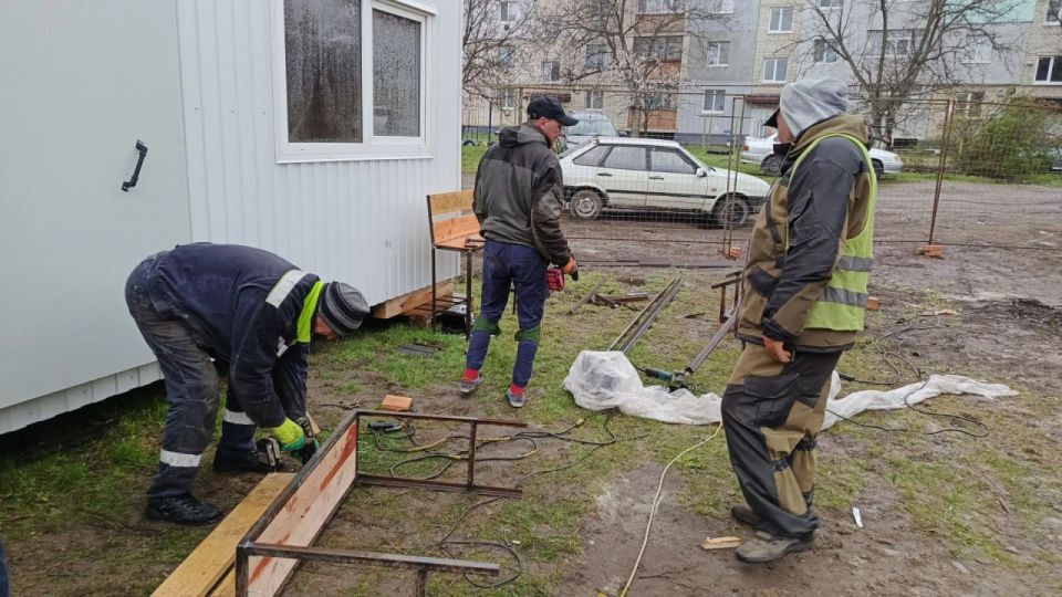 Партийный десант Единой России посетил объекты строительства шефского региона Алтайского края в поселке Родаково, где в рамках Народной программы ведутся работы по ремонту многоквартирных жилых домов на квартале Солнечный Партийный десант Единой России посетил объекты строительства шефского региона Алтайского края в поселке Родаково, где в рамках Народной программы ведутся работы по ремонту многоквартирных жилых домов на квартале Солнечный
