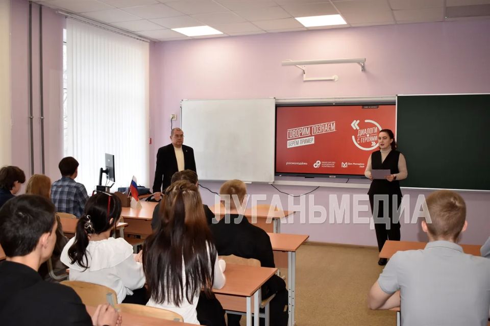 В рамках Всероссийского проекта «Диалоги с Героями» в УВК № 10 города Брянки прошла встреча с участником СВО В рамках Всероссийского проекта «Диалоги с Героями» в УВК № 10 города Брянки прошла встреча с участником СВО