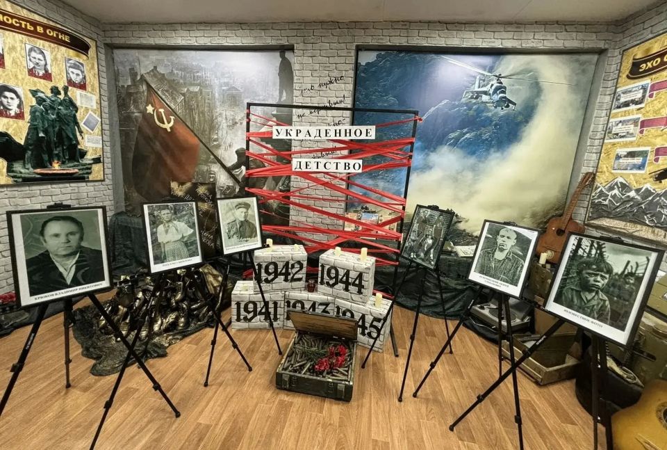 В музее "Без срока давности" Ровеньковской школы №3 открылась новая, пронзительная экспозиция под названием "Украденное детство: остарбайтеры и узники концлагерей" В музее "Без срока давности" Ровеньковской школы №3 открылась новая, пронзительная экспозиция под названием "Украденное детство: остарбайтеры и узники концлагерей"