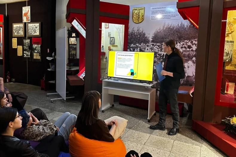 Информационный час «Дроперство: преступление под видом подработки» провели в Свердловском краеведческом музее Информационный час «Дроперство: преступление под видом подработки» провели в Свердловском краеведческом музее