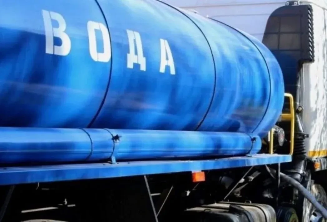 Подвоз воды. Администрацией Антрацитовского муниципального округа совместно с Антрацитовским департаментом ГУП ЛНР "Лугансквода" и Минобороны РФ продолжается подвоз воды населению