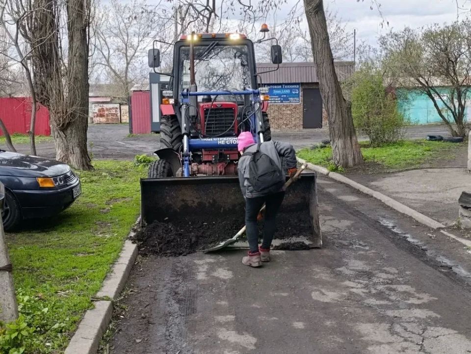 С целью обеспечения благоприятных условий для проживания населения в пгт Ясеновский продолжаются работы по благоустройству территории С целью обеспечения благоприятных условий для проживания населения в пгт Ясеновский продолжаются работы по благоустройству территории