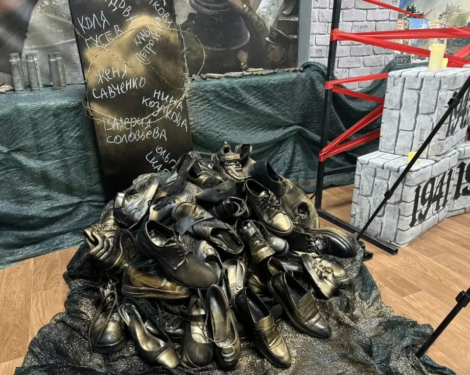 В музее "Без срока давности" Ровеньковской школы №3 открылась новая, пронзительная экспозиция под названием "Украденное детство: остарбайтеры и узники концлагерей" В музее "Без срока давности" Ровеньковской школы №3 открылась новая, пронзительная экспозиция под названием "Украденное детство: остарбайтеры и узники концлагерей"