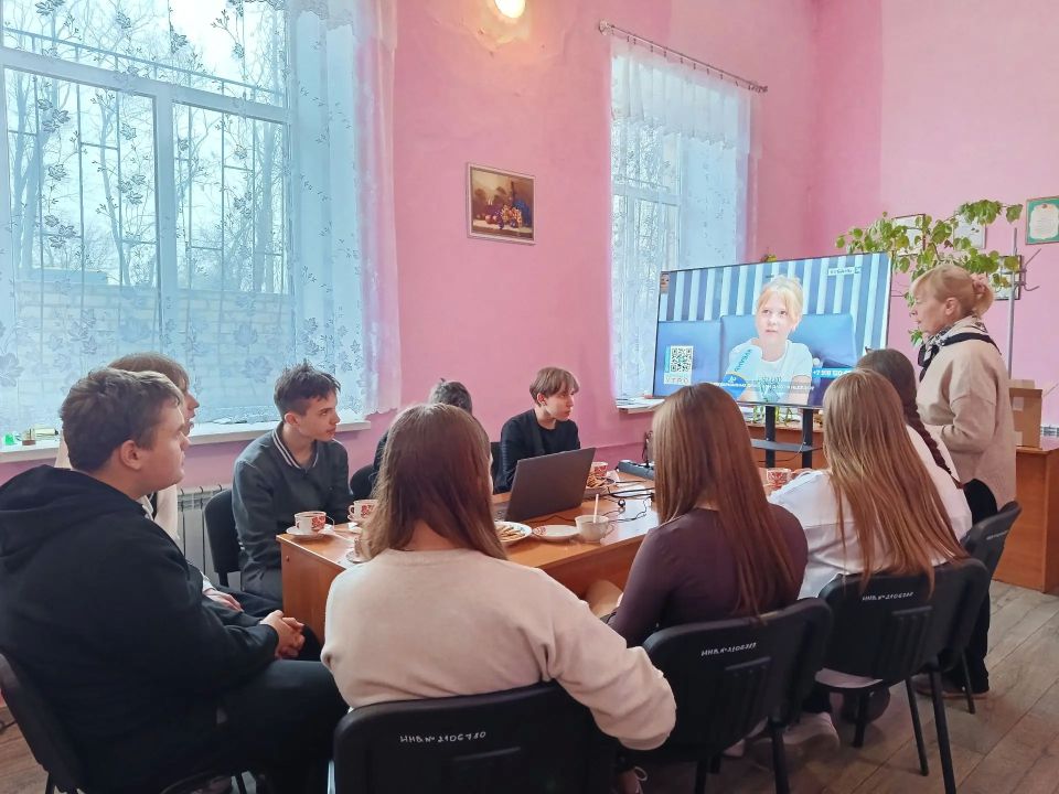 В Центре досуга «Дзержинец», для членов клуба «Патриот», учащихся 9 класса Ровеньковской школы №7 им. С.Ф.Пирогова была проведена беседа: «Мои карманные деньги» и показан видеоролик «Финансовая грамотность начинается в... В Центре досуга «Дзержинец», для членов клуба «Патриот», учащихся 9 класса Ровеньковской школы №7 им. С.Ф.Пирогова была проведена беседа: «Мои карманные деньги» и показан видеоролик «Финансовая грамотность начинается в...