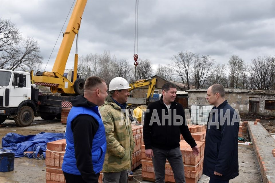 В Красном Луче продолжается строительство спортивного зала для ДЮСШ № 2 В Красном Луче продолжается строительство спортивного зала для ДЮСШ № 2