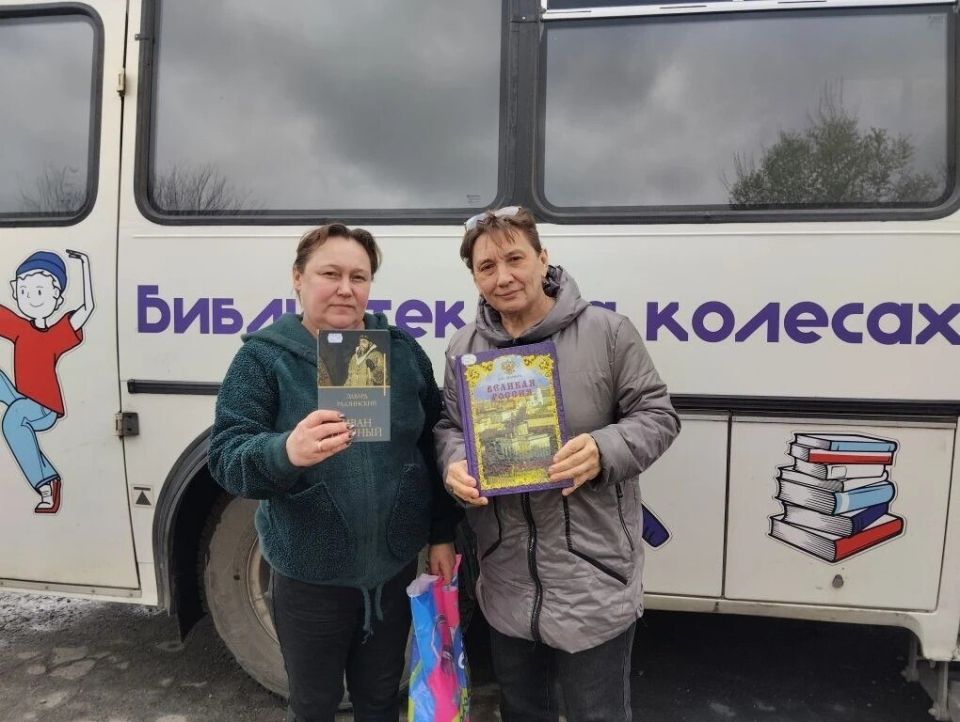 Библиомобиль снова в пути. 15 апреля КИБО «ЧИТАЮЩИЙ АВТОБУС» выехал по маршруту с. Поповка, пгт Северный Библиомобиль снова в пути. 15 апреля КИБО «ЧИТАЮЩИЙ АВТОБУС» выехал по маршруту с. Поповка, пгт Северный