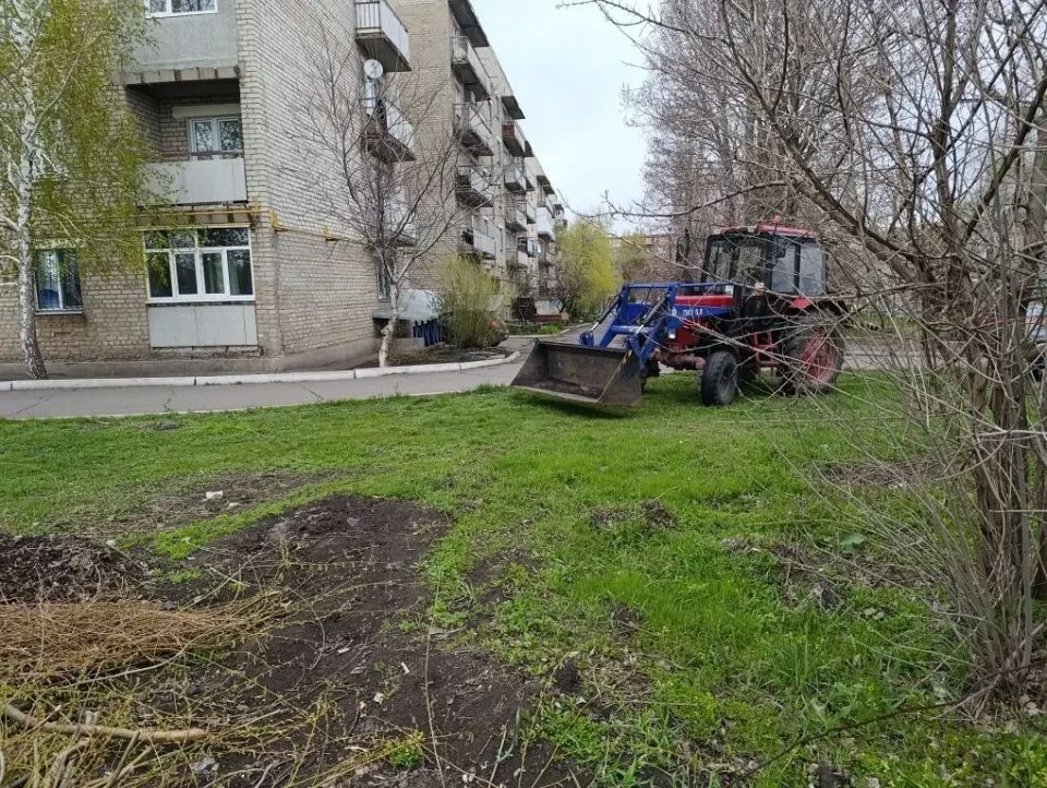 С целью обеспечения благоприятных условий для проживания населения в пгт Ясеновский продолжаются работы по благоустройству территории С целью обеспечения благоприятных условий для проживания населения в пгт Ясеновский продолжаются работы по благоустройству территории