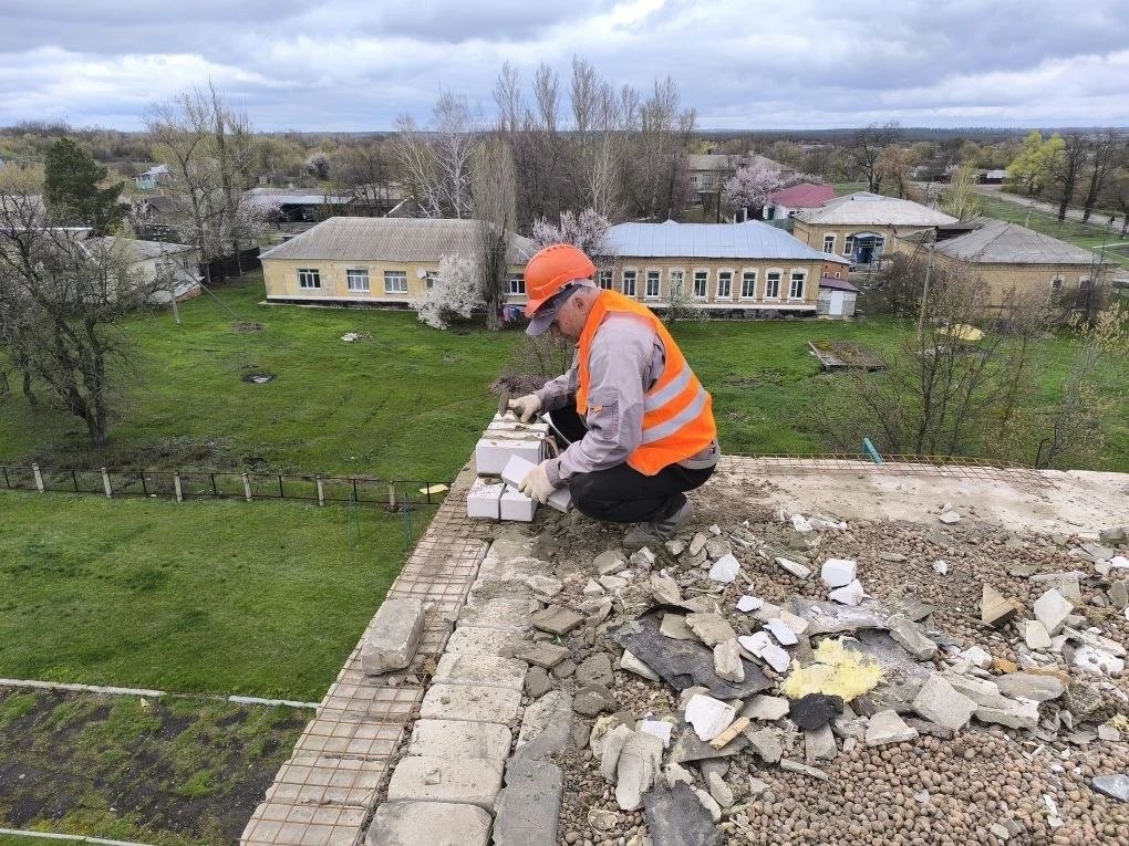 Сегодня партийный десант Всероссийской политической партии «Единая Россия» посетил ГОУ ЛНР «Белолуцкая гимназия», где по народной программе продолжаются работы по ремонту кровли Сегодня партийный десант Всероссийской политической партии «Единая Россия» посетил ГОУ ЛНР «Белолуцкая гимназия», где по народной программе продолжаются работы по ремонту кровли