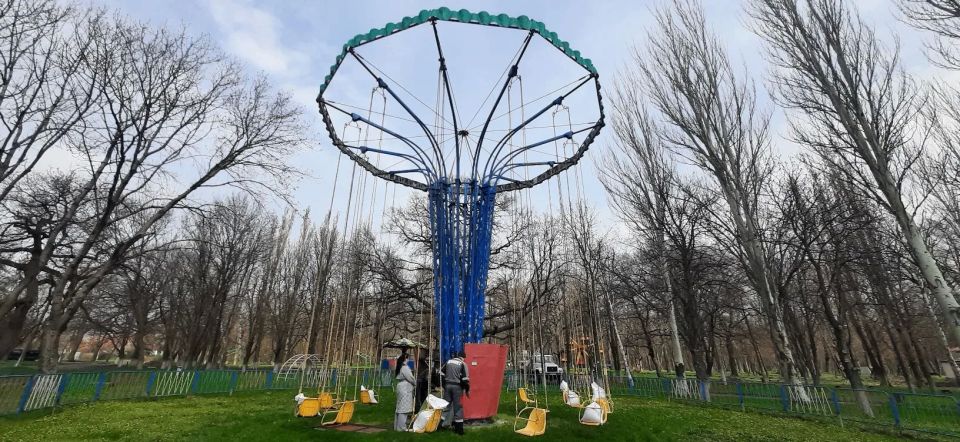 В Ровеньках готовят парк к весенне-летнему сезону: аттракционы проходят проверку В Ровеньках готовят парк к весенне-летнему сезону: аттракционы проходят проверку