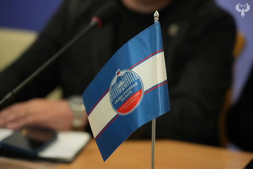 Круглый стол «Единство народов России» в ЛНР Круглый стол «Единство народов России» в ЛНР