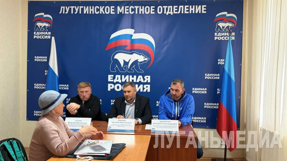 В Лутугино состоялось открытие местной общественной приемной партии «Единая Россия», куда жители смогут обращаться с волнующими их вопросами и инициативами В Лутугино состоялось открытие местной общественной приемной партии «Единая Россия», куда жители смогут обращаться с волнующими их вопросами и инициативами