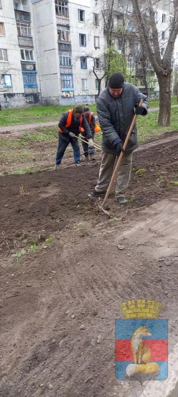 В Лисичанске продолжаются мероприятия по уборке и облагораживанию памятных мест к предстоящему празднику великой Победы в Великой Отечественной Войне В Лисичанске продолжаются мероприятия по уборке и облагораживанию памятных мест к предстоящему празднику великой Победы в Великой Отечественной Войне