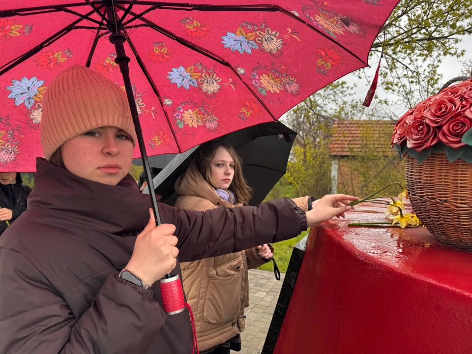 В Петровеньках состоялся памятный митинг "Священная память" В Петровеньках состоялся памятный митинг "Священная память"
