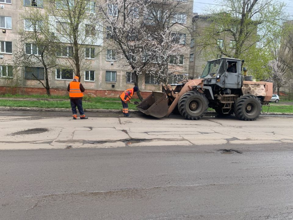 В Молодогвардейске продолжаются работы по очистке бордюр В Молодогвардейске продолжаются работы по очистке бордюр