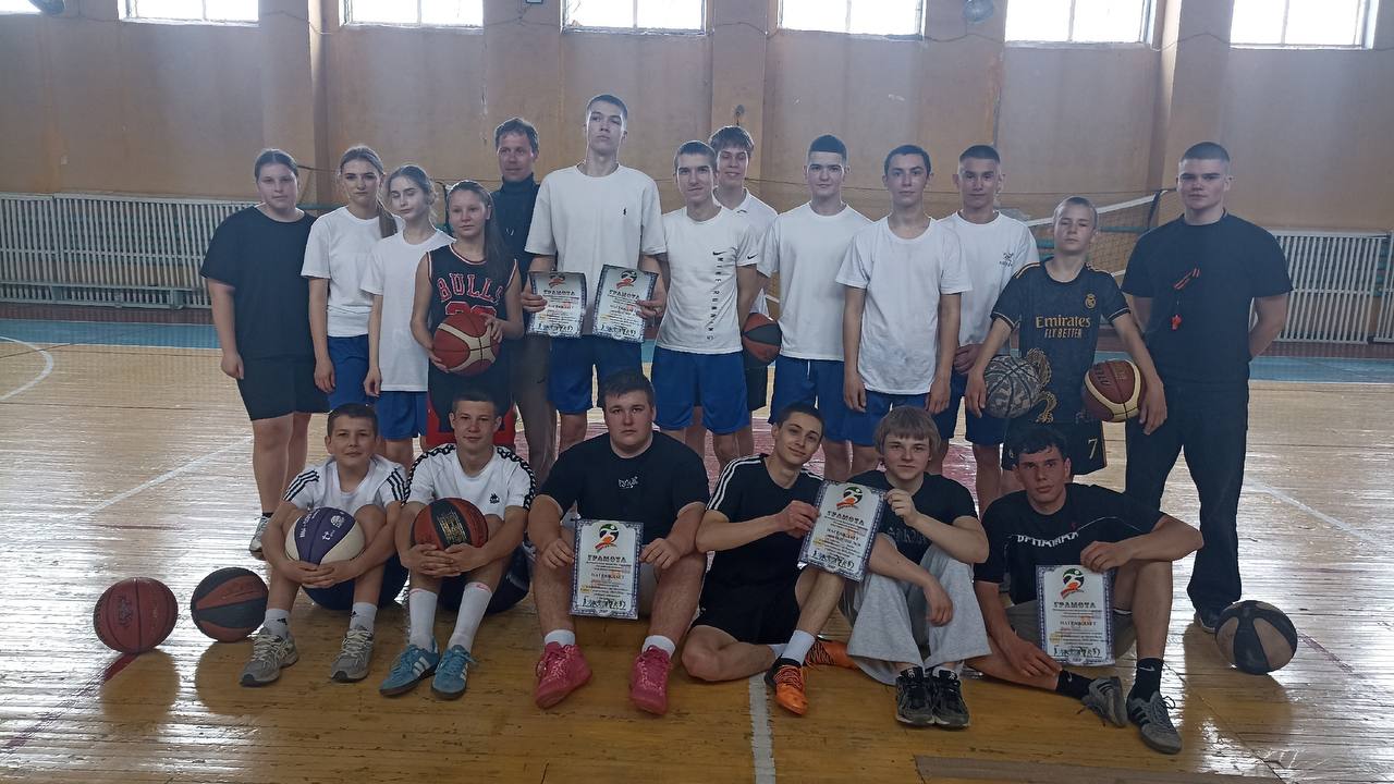 На базе спортзала «Кристалл» Петровского комплекса спортивных сооружений прошли соревнования по баскетболу, в зачёт Спартакиады 2025-2026 гг. среди учебных заведений города Петровское