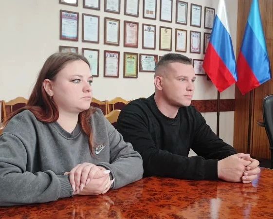 Глава Антрацитовского муниципального округа, Секретарь местного отделения партии "Единая Россия" Сергей Саенко встретился с Юрием Петровым - земляком, удостоенным высокого звания Героя России за проявленное мужество в ходе... Глава Антрацитовского муниципального округа, Секретарь местного отделения партии "Единая Россия" Сергей Саенко встретился с Юрием Петровым - земляком, удостоенным высокого звания Героя России за проявленное мужество в ходе...