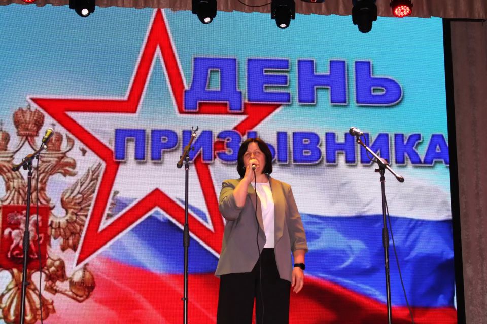 Служба Родине – дело чести: в Белокуракинском Доме культуры прошел праздничный концерт ко Дню призывника Служба Родине – дело чести: в Белокуракинском Доме культуры прошел праздничный концерт ко Дню призывника