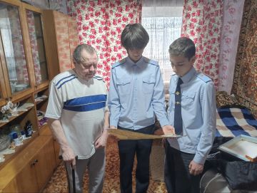 В преддверии Дня ветерана МВД России – учащиеся юридического класса Ровеньковской школы №3 проявили инициативу и поздравили одного из тех, кто посвятил свою жизнь служению закону и порядку- Евгения Викторовича Гудкова...