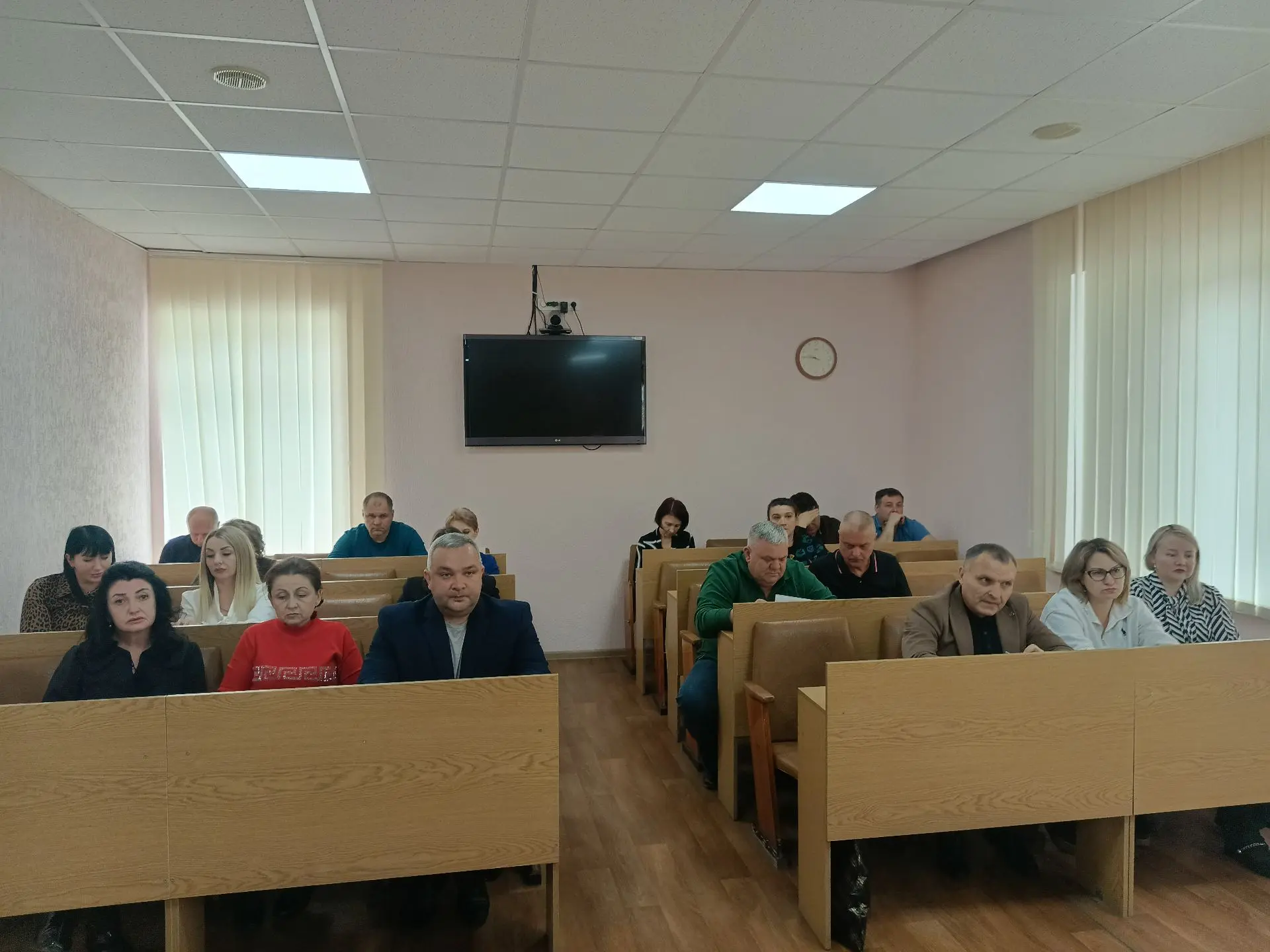 Сегодня Глава городского округа город Ровеньки Андрей Рубанцов провел расширенное аппаратное совещание, на котором были рассмотрены актуальные вопросы, требующие незамедлительного внимания и слаженной работы всех служб и... Сегодня Глава городского округа город Ровеньки Андрей Рубанцов провел расширенное аппаратное совещание, на котором были рассмотрены актуальные вопросы, требующие незамедлительного внимания и слаженной работы всех служб и...