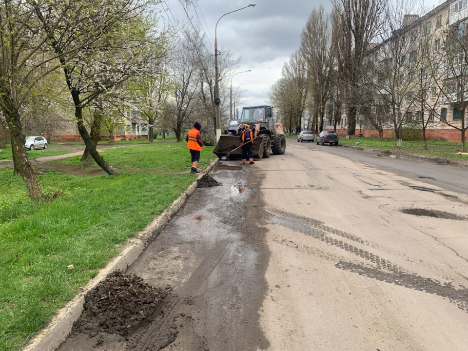 В Молодогвардейске продолжаются работы по очистке бордюр В Молодогвардейске продолжаются работы по очистке бордюр