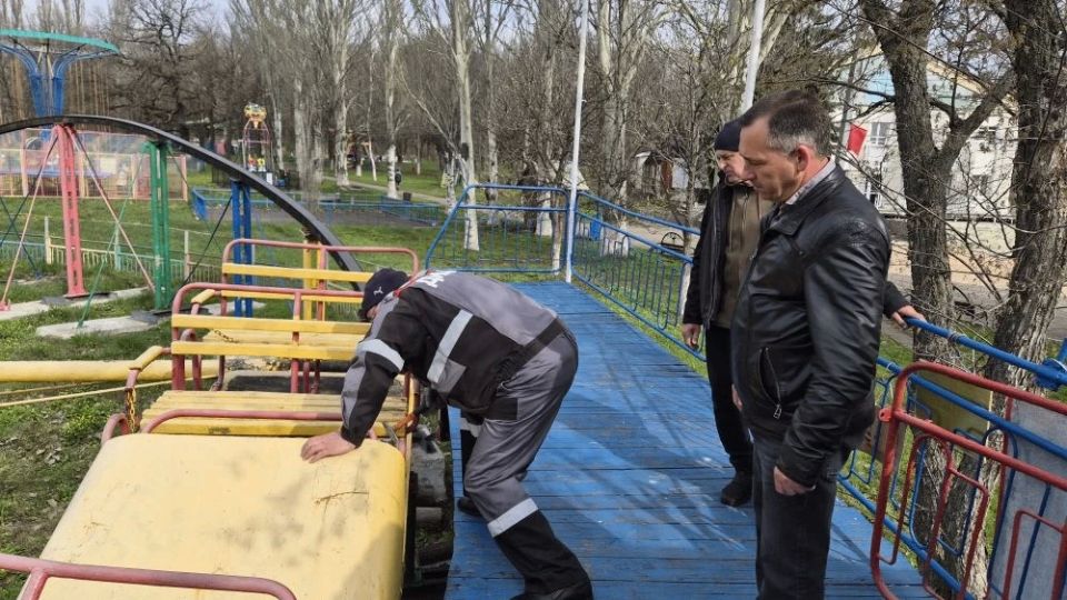 В Ровеньках готовят парк к весенне-летнему сезону: аттракционы проходят проверку В Ровеньках готовят парк к весенне-летнему сезону: аттракционы проходят проверку
