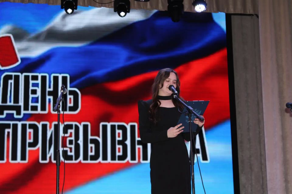 Служба Родине – дело чести: в Белокуракинском Доме культуры прошел праздничный концерт ко Дню призывника Служба Родине – дело чести: в Белокуракинском Доме культуры прошел праздничный концерт ко Дню призывника