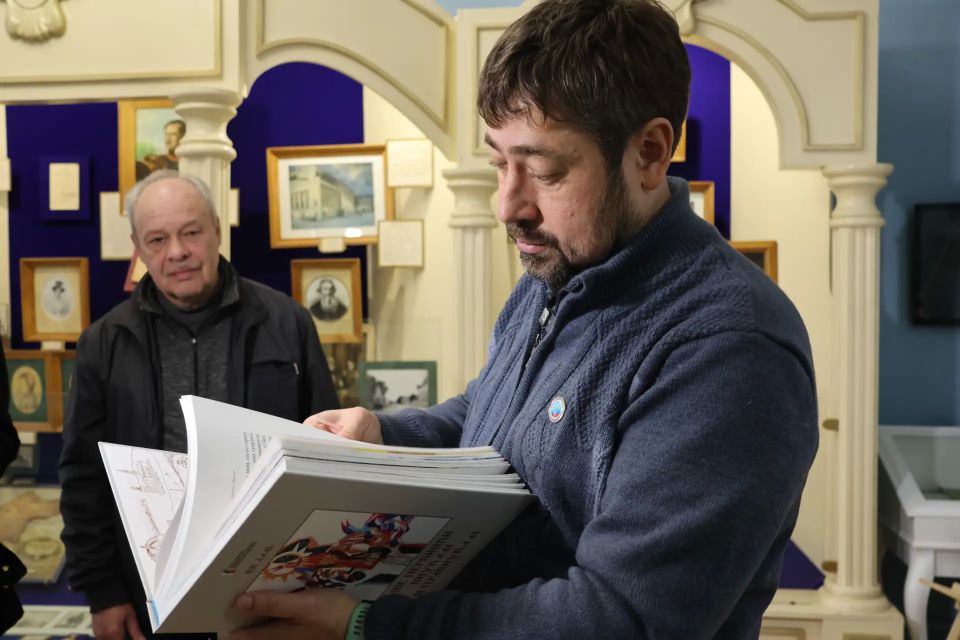 «Сказки Даля всей Россией»: в Луганске презентовали уникальную книгу «Две первинки внукам и правнукам» «Сказки Даля всей Россией»: в Луганске презентовали уникальную книгу «Две первинки внукам и правнукам»