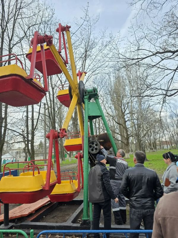 В Ровеньках готовят парк к весенне-летнему сезону: аттракционы проходят проверку В Ровеньках готовят парк к весенне-летнему сезону: аттракционы проходят проверку
