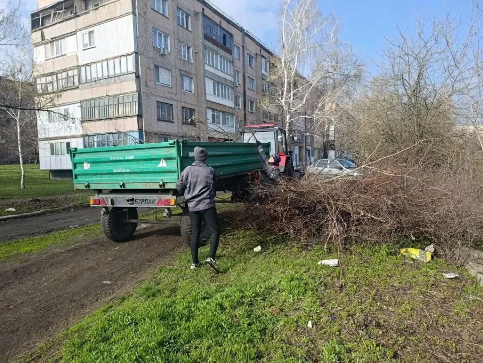 С целью обеспечения благоприятных условий для проживания населения в пгт Ясеновский продолжаются работы по благоустройству территории С целью обеспечения благоприятных условий для проживания населения в пгт Ясеновский продолжаются работы по благоустройству территории