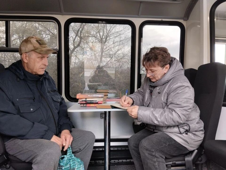 Библиомобиль снова в пути. 15 апреля КИБО «ЧИТАЮЩИЙ АВТОБУС» выехал по маршруту с. Поповка, пгт Северный Библиомобиль снова в пути. 15 апреля КИБО «ЧИТАЮЩИЙ АВТОБУС» выехал по маршруту с. Поповка, пгт Северный