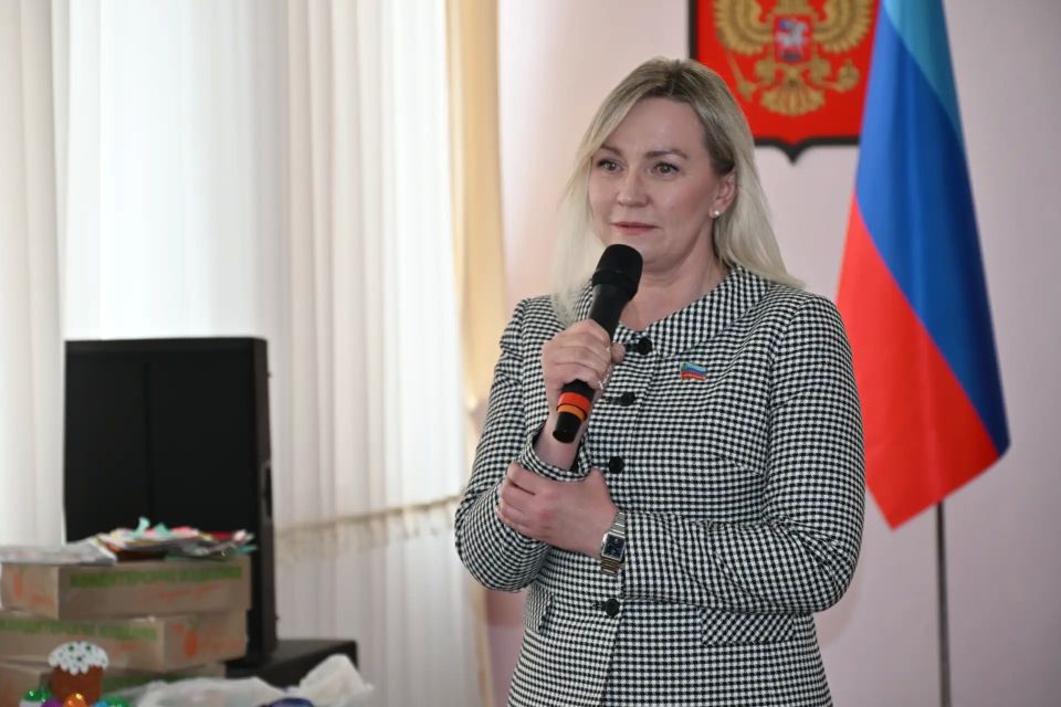 Председатель регионального отделения "Союза женщин России" Валентина Григорьевна Кияшко вручила Почётные грамоты самым активным и инициативным женщинам нашего города Председатель регионального отделения "Союза женщин России" Валентина Григорьевна Кияшко вручила Почётные грамоты самым активным и инициативным женщинам нашего города