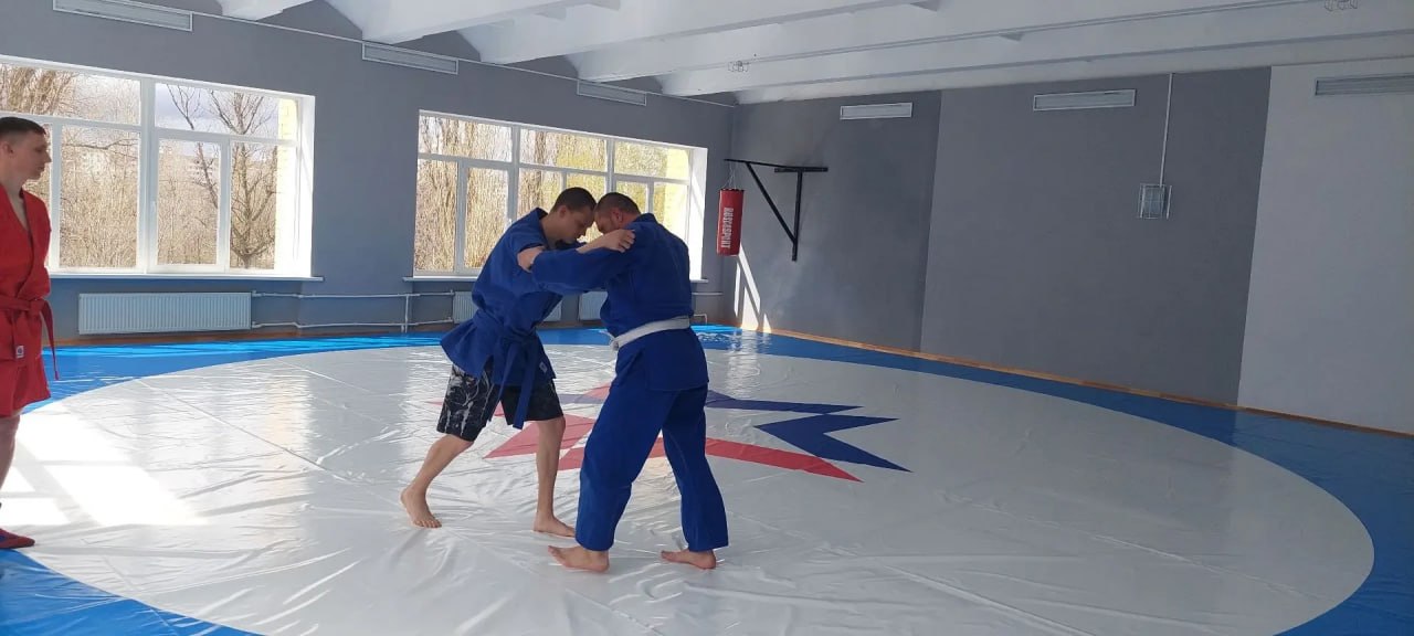 На базе ГБОУ ЛНР «Рубежанская СШ №2» депутат городского совета от партии «Единая Россия», координатор проектов «Выбор сильных» и «Детский спорт» Андрей Кузнецов провел встречу с учителями физической культуры г. Рубежное в... На базе ГБОУ ЛНР «Рубежанская СШ №2» депутат городского совета от партии «Единая Россия», координатор проектов «Выбор сильных» и «Детский спорт» Андрей Кузнецов провел встречу с учителями физической культуры г. Рубежное в...