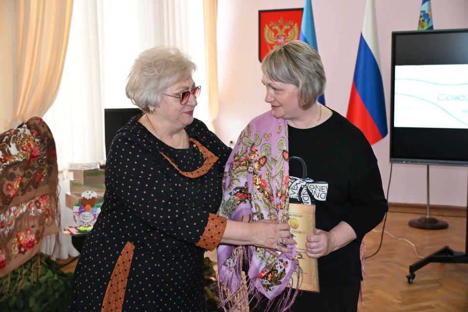 Председатель регионального отделения "Союза женщин России" Валентина Григорьевна Кияшко вручила Почётные грамоты самым активным и инициативным женщинам нашего города Председатель регионального отделения "Союза женщин России" Валентина Григорьевна Кияшко вручила Почётные грамоты самым активным и инициативным женщинам нашего города