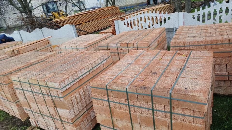 Партийный десант Единой России посетил объекты строительства шефского региона Алтайского края в поселке Родаково, где в рамках Народной программы ведутся работы по ремонту многоквартирных жилых домов на квартале Солнечный Партийный десант Единой России посетил объекты строительства шефского региона Алтайского края в поселке Родаково, где в рамках Народной программы ведутся работы по ремонту многоквартирных жилых домов на квартале Солнечный