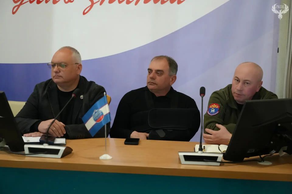 Круглый стол «Единство народов России» в ЛНР Круглый стол «Единство народов России» в ЛНР