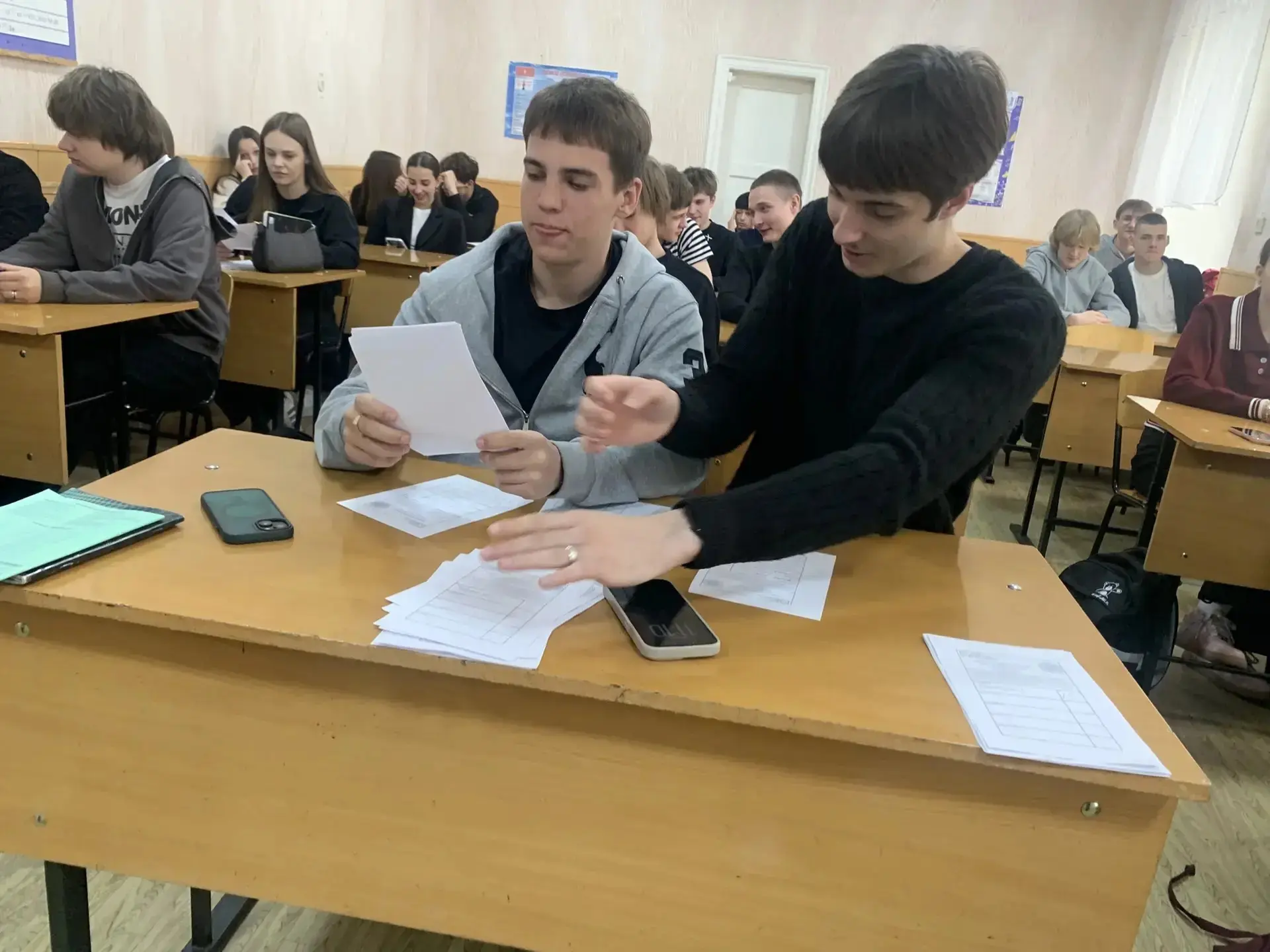 В Красном Луче прошёл урок ко Дню молодого избирателя с деловой игрой «Выборы ученика года» В Красном Луче прошёл урок ко Дню молодого избирателя с деловой игрой «Выборы ученика года»