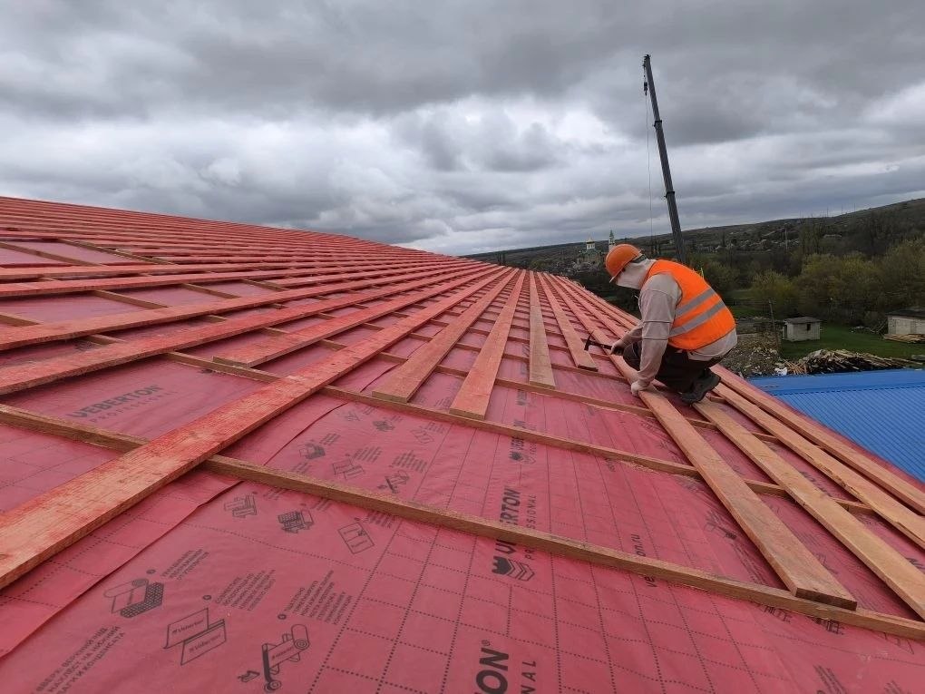 Сегодня партийный десант Всероссийской политической партии «Единая Россия» посетил ГОУ ЛНР «Белолуцкая гимназия», где по народной программе продолжаются работы по ремонту кровли Сегодня партийный десант Всероссийской политической партии «Единая Россия» посетил ГОУ ЛНР «Белолуцкая гимназия», где по народной программе продолжаются работы по ремонту кровли